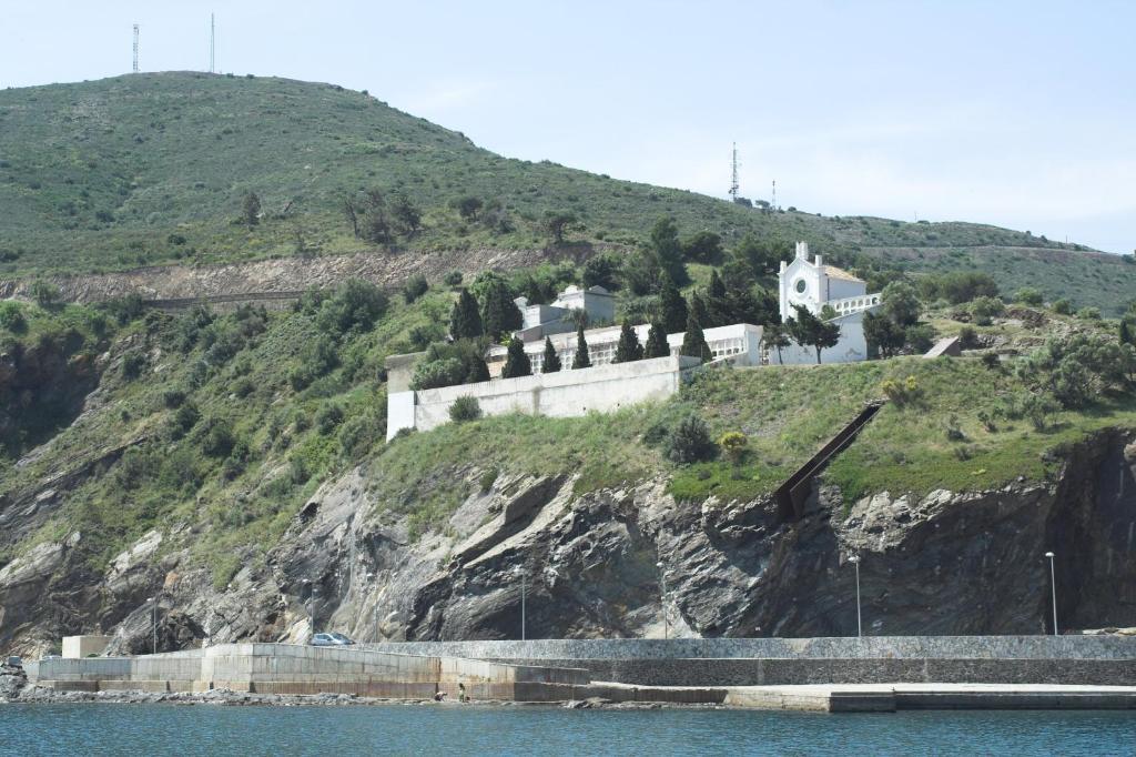 Hostal Juventus Portbou Buitenkant foto