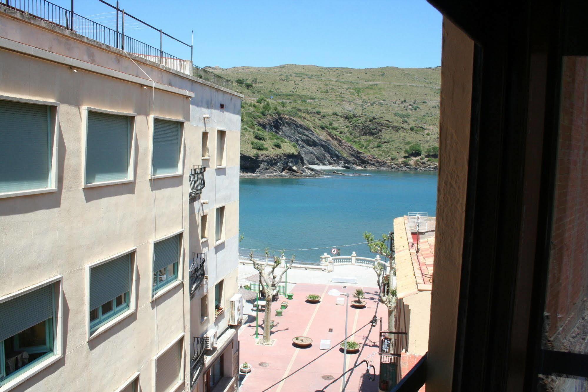 Hostal Juventus Portbou Buitenkant foto