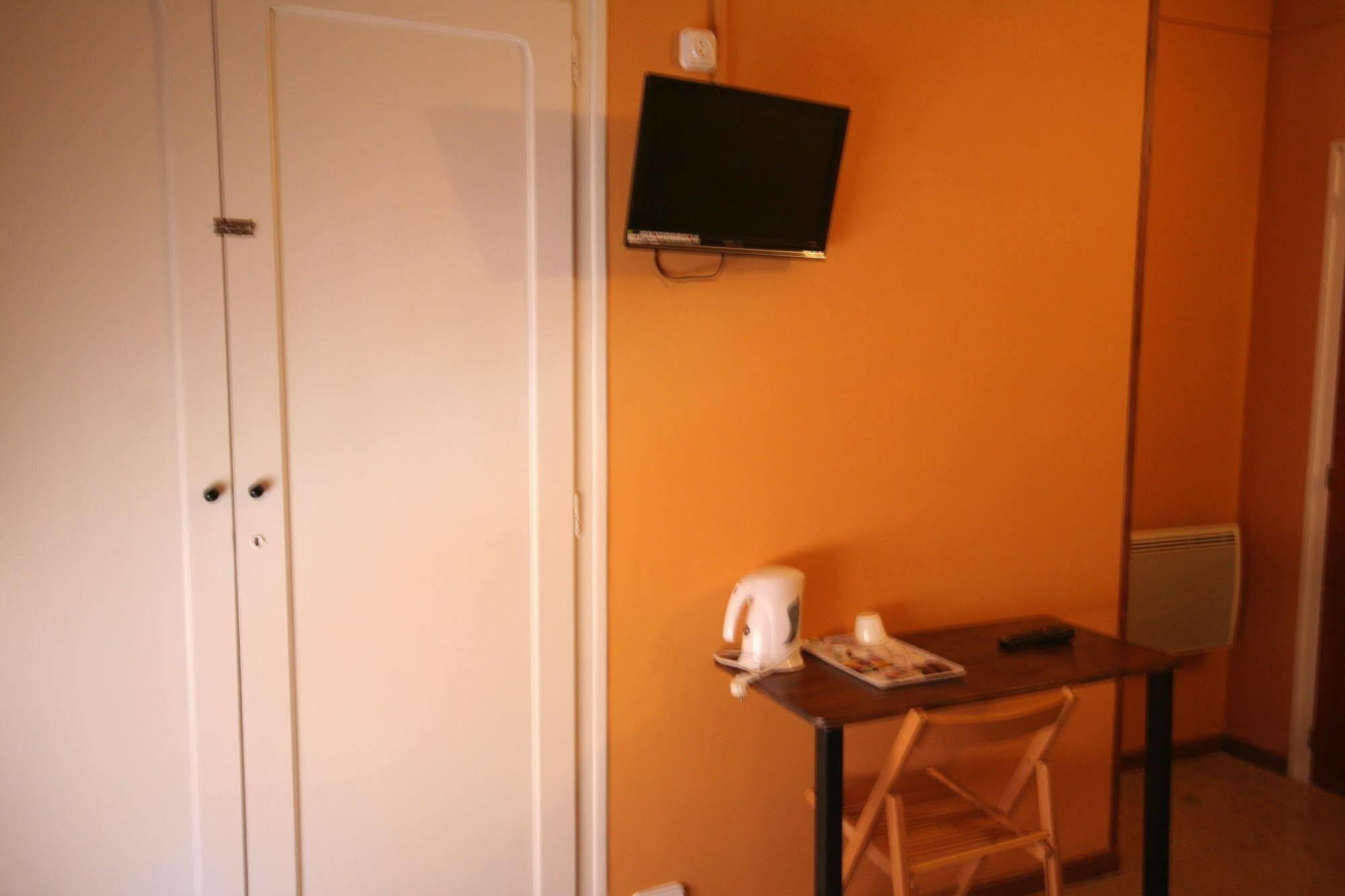 Hostal Juventus Portbou Buitenkant foto