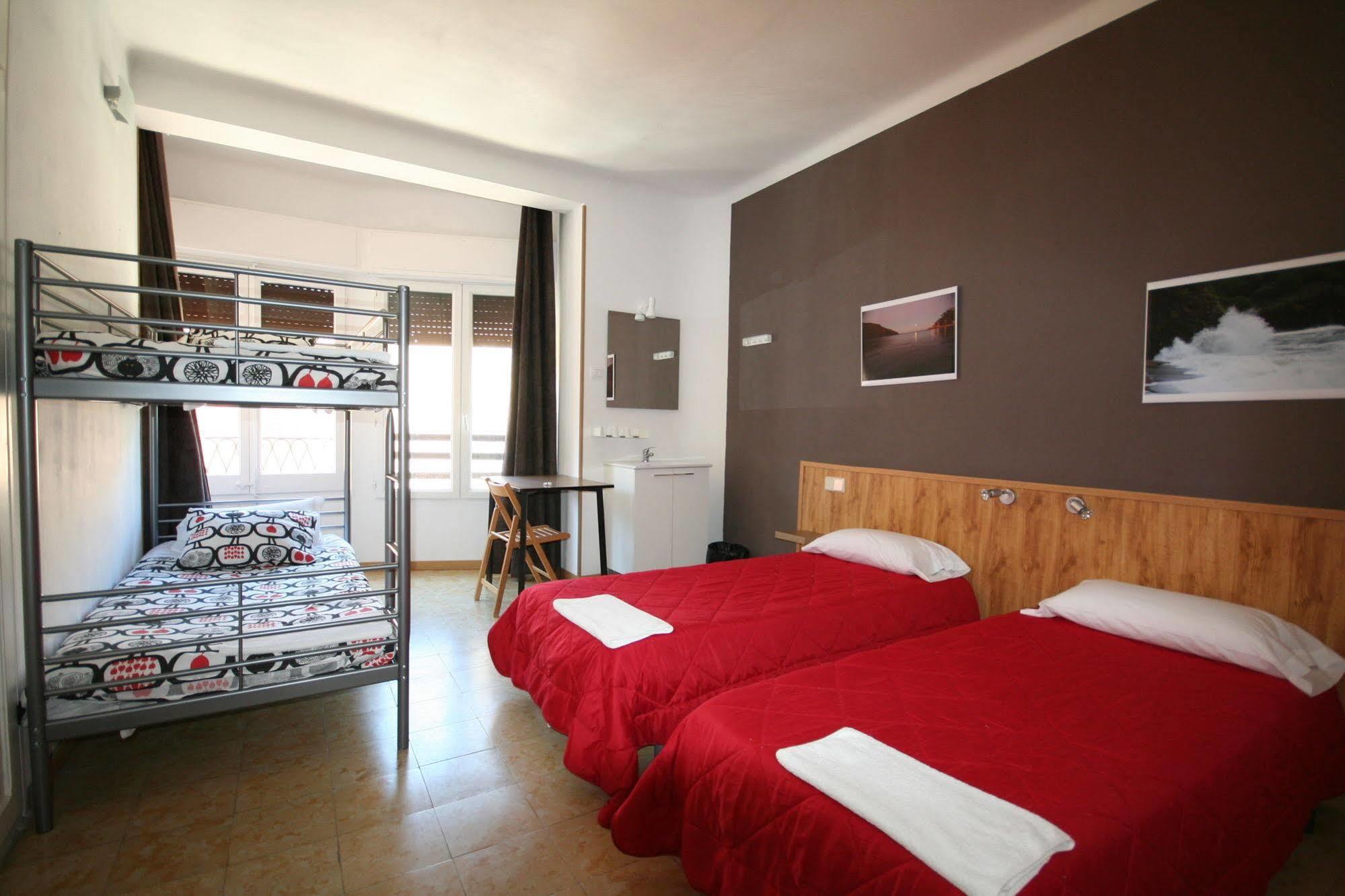 Hostal Juventus Portbou Buitenkant foto