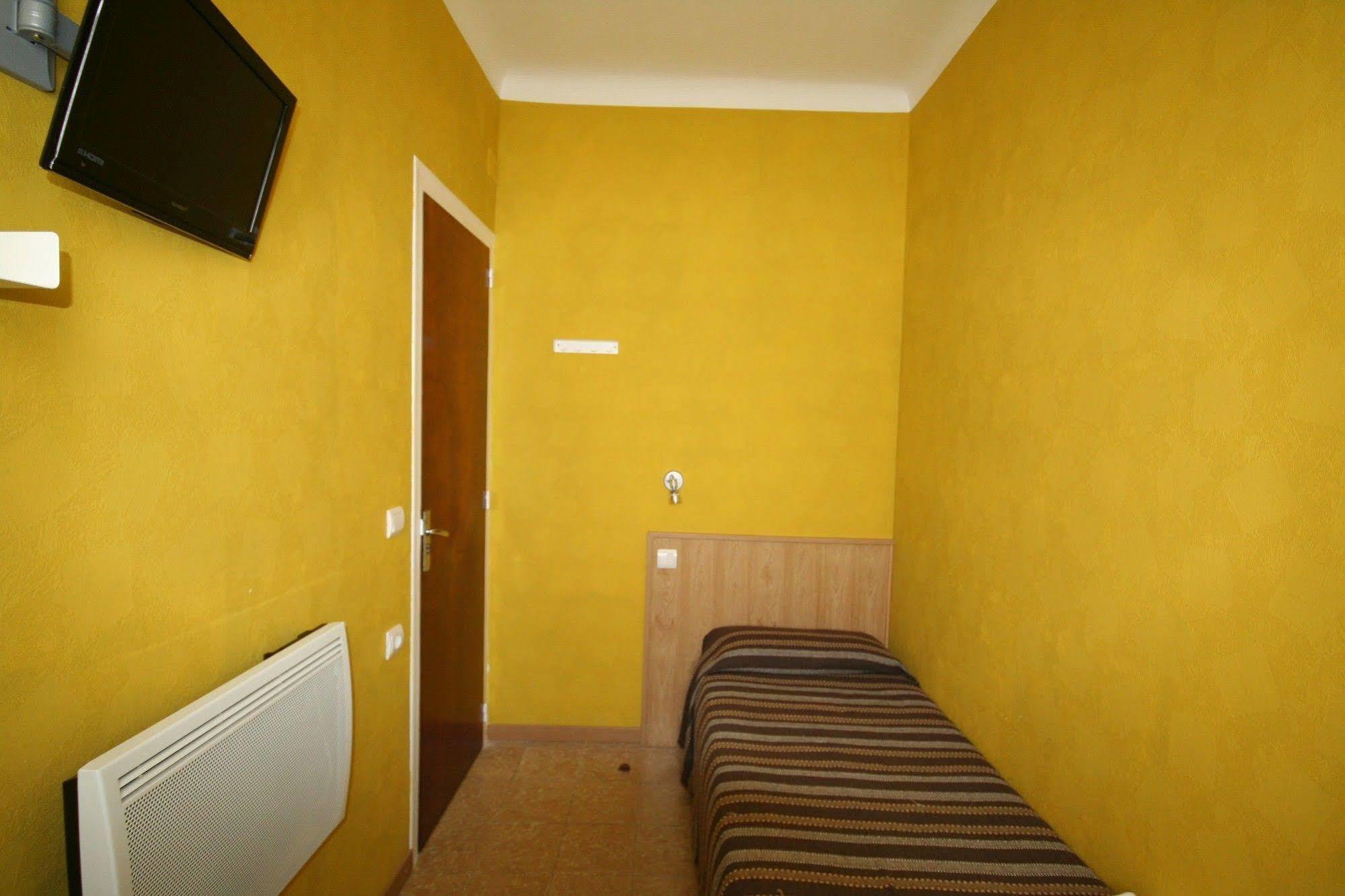 Hostal Juventus Portbou Buitenkant foto