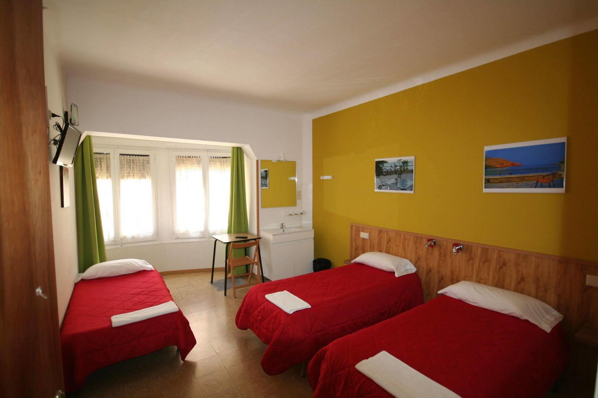 Hostal Juventus Portbou Buitenkant foto