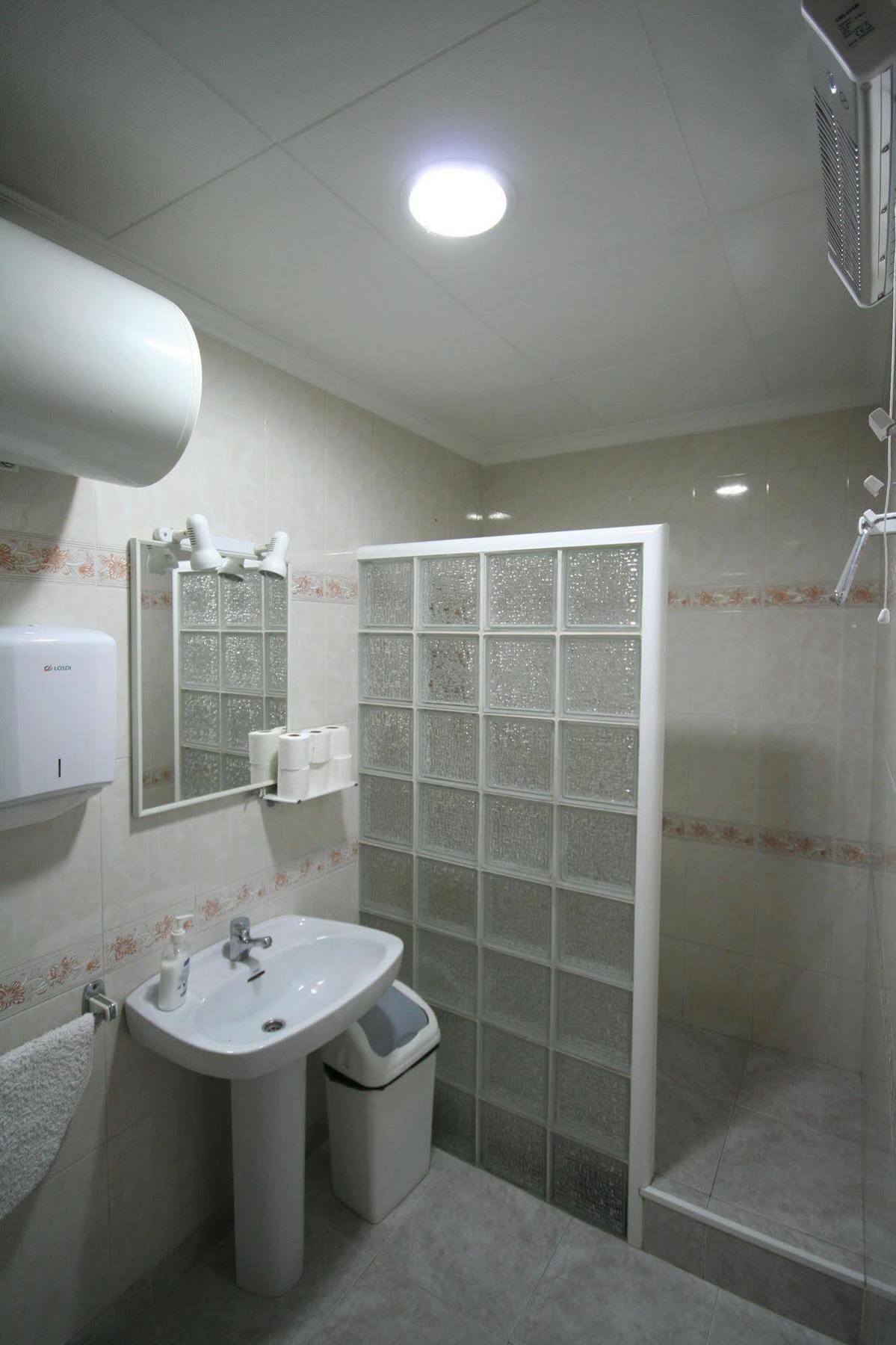 Hostal Juventus Portbou Buitenkant foto