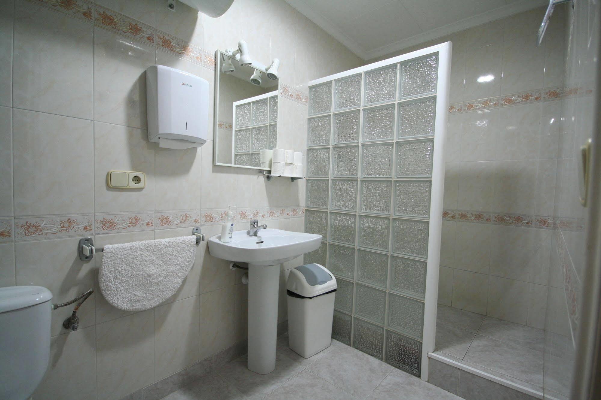 Hostal Juventus Portbou Buitenkant foto
