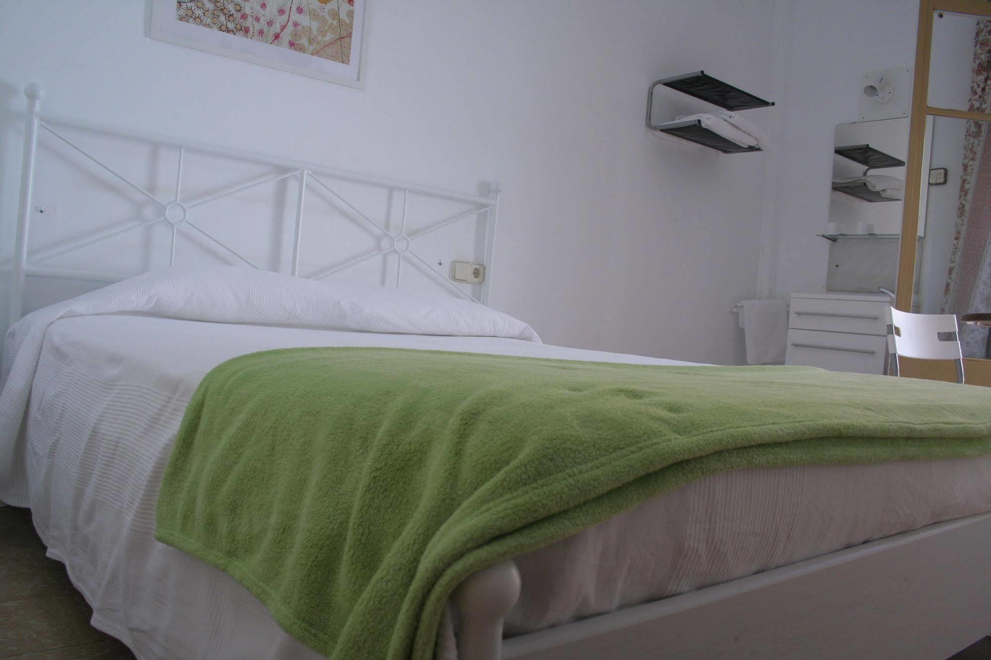 Hostal Juventus Portbou Buitenkant foto