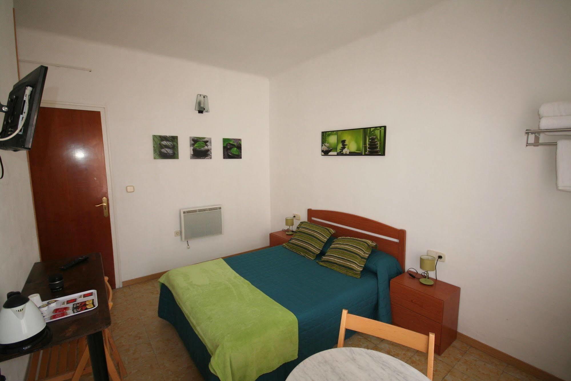 Hostal Juventus Portbou Buitenkant foto