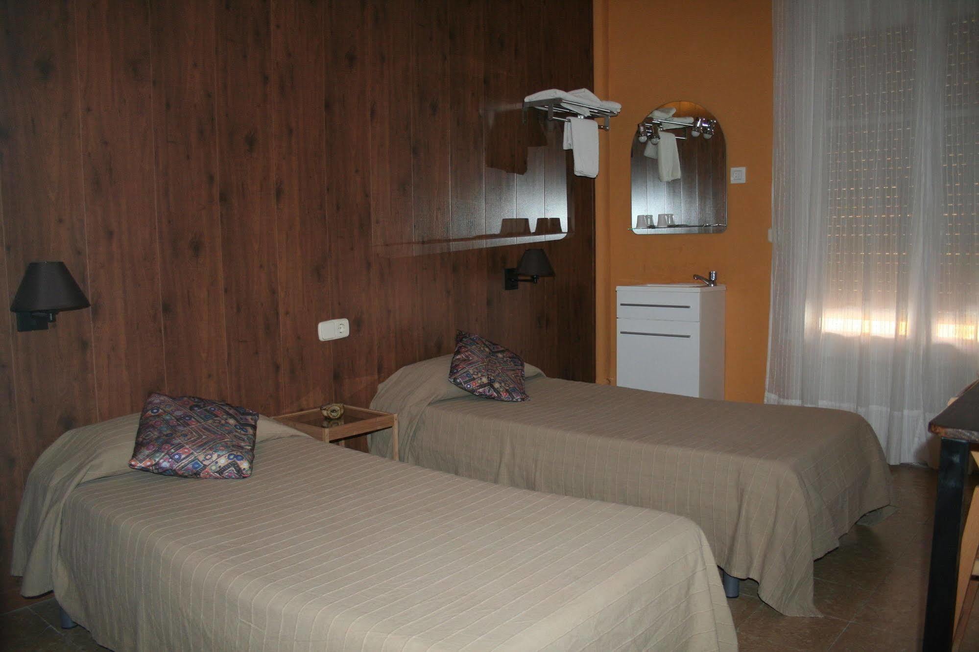 Hostal Juventus Portbou Buitenkant foto