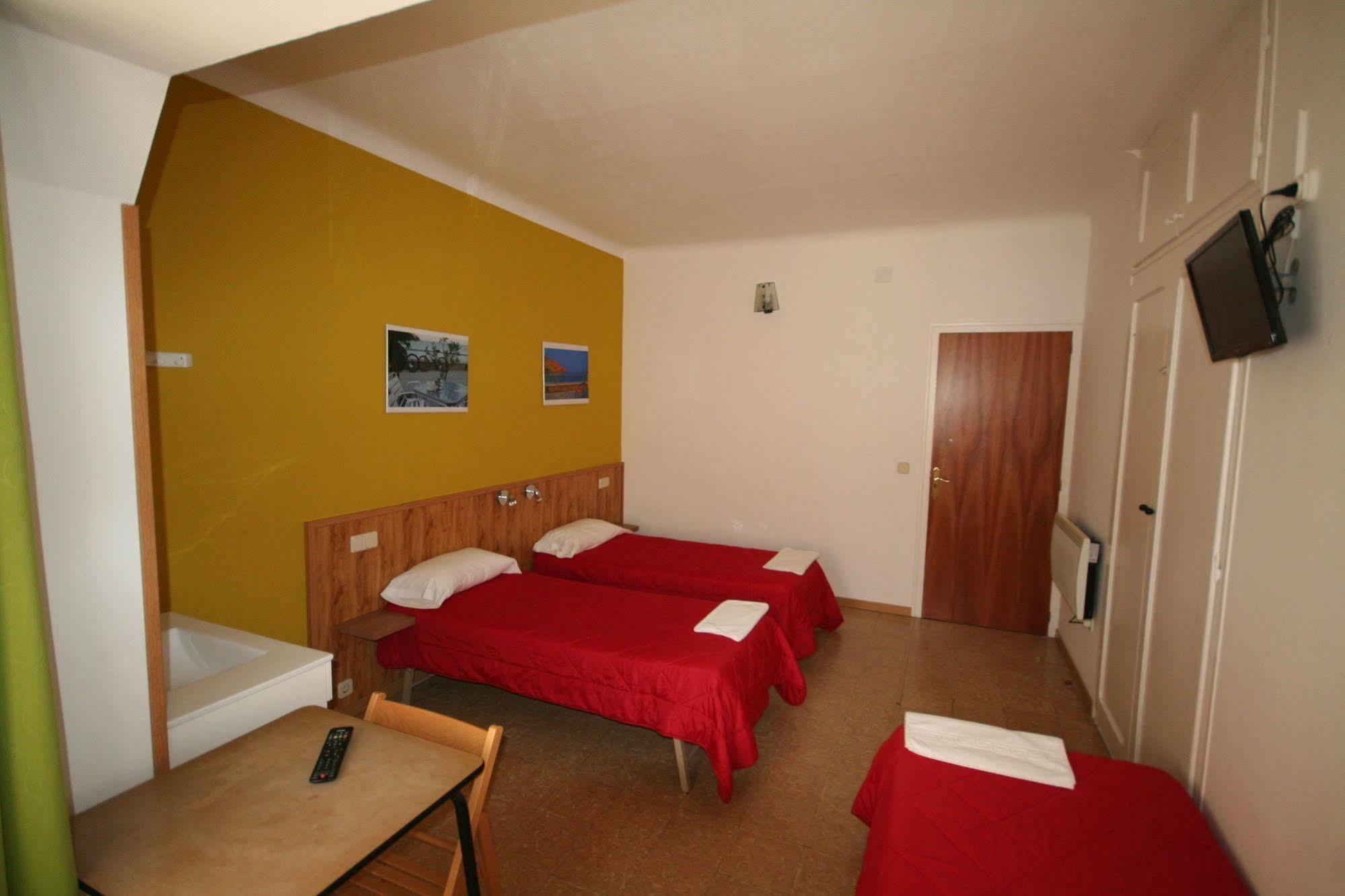 Hostal Juventus Portbou Buitenkant foto