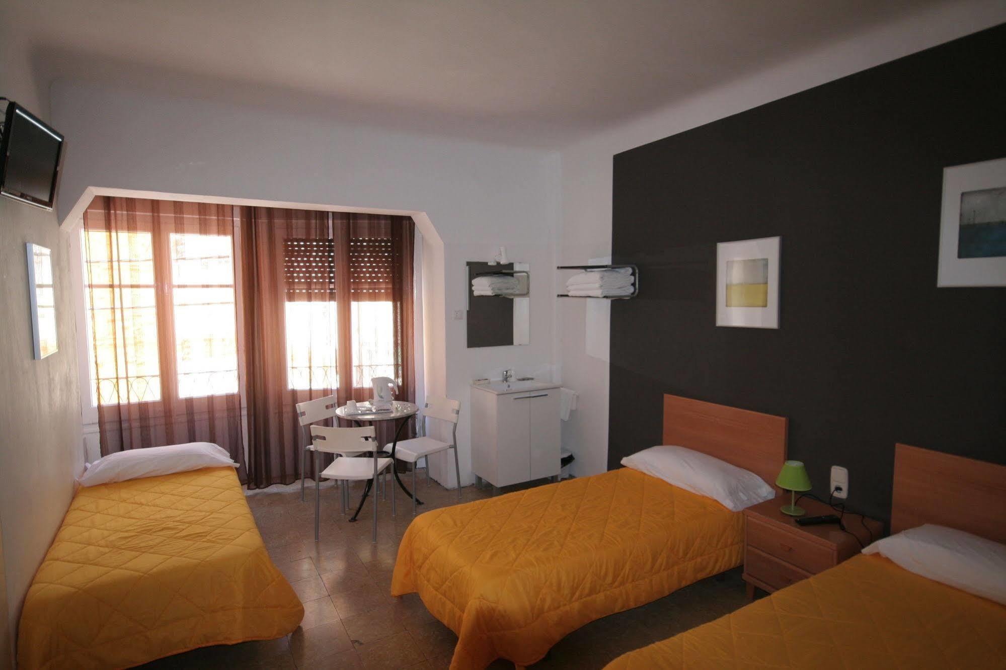 Hostal Juventus Portbou Buitenkant foto