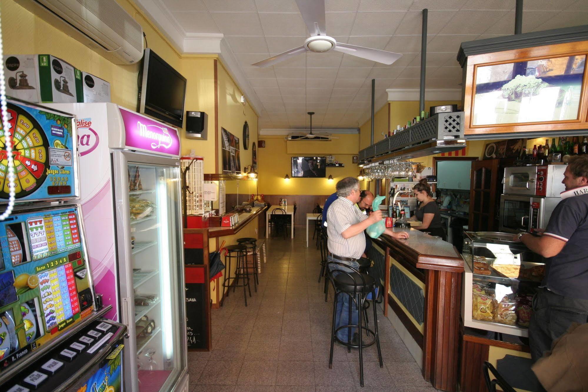 Hostal Juventus Portbou Buitenkant foto