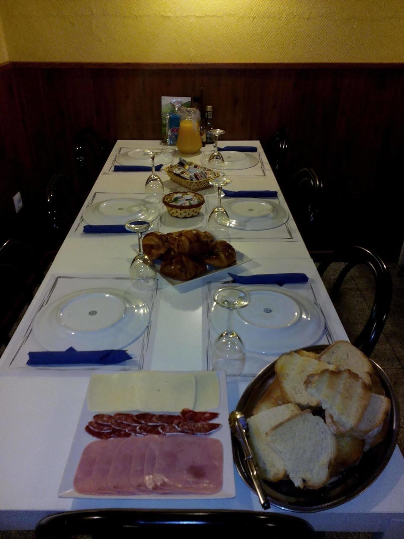 Hostal Juventus Portbou Buitenkant foto