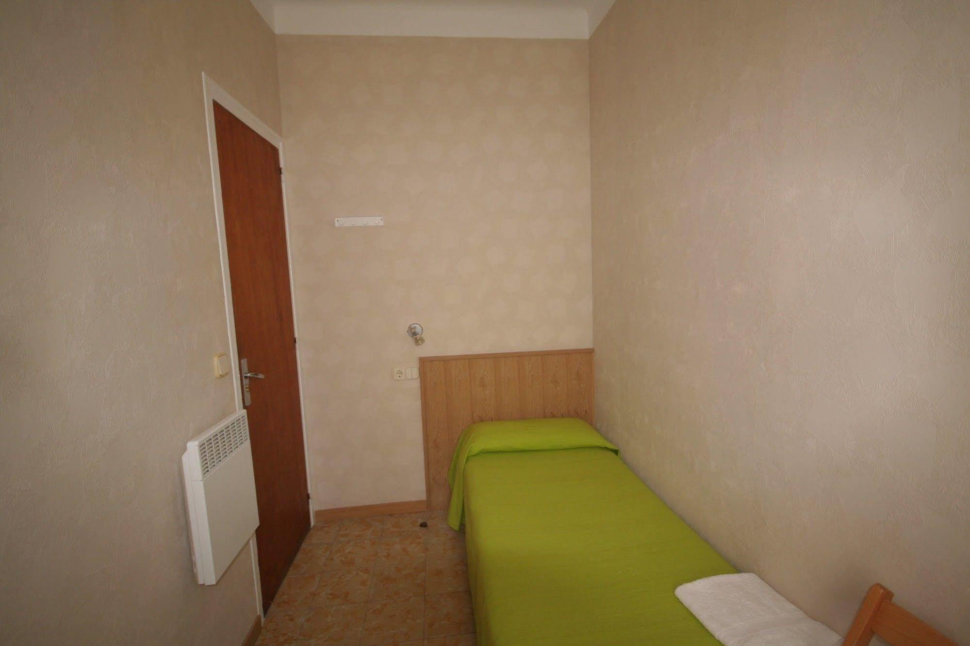 Hostal Juventus Portbou Buitenkant foto