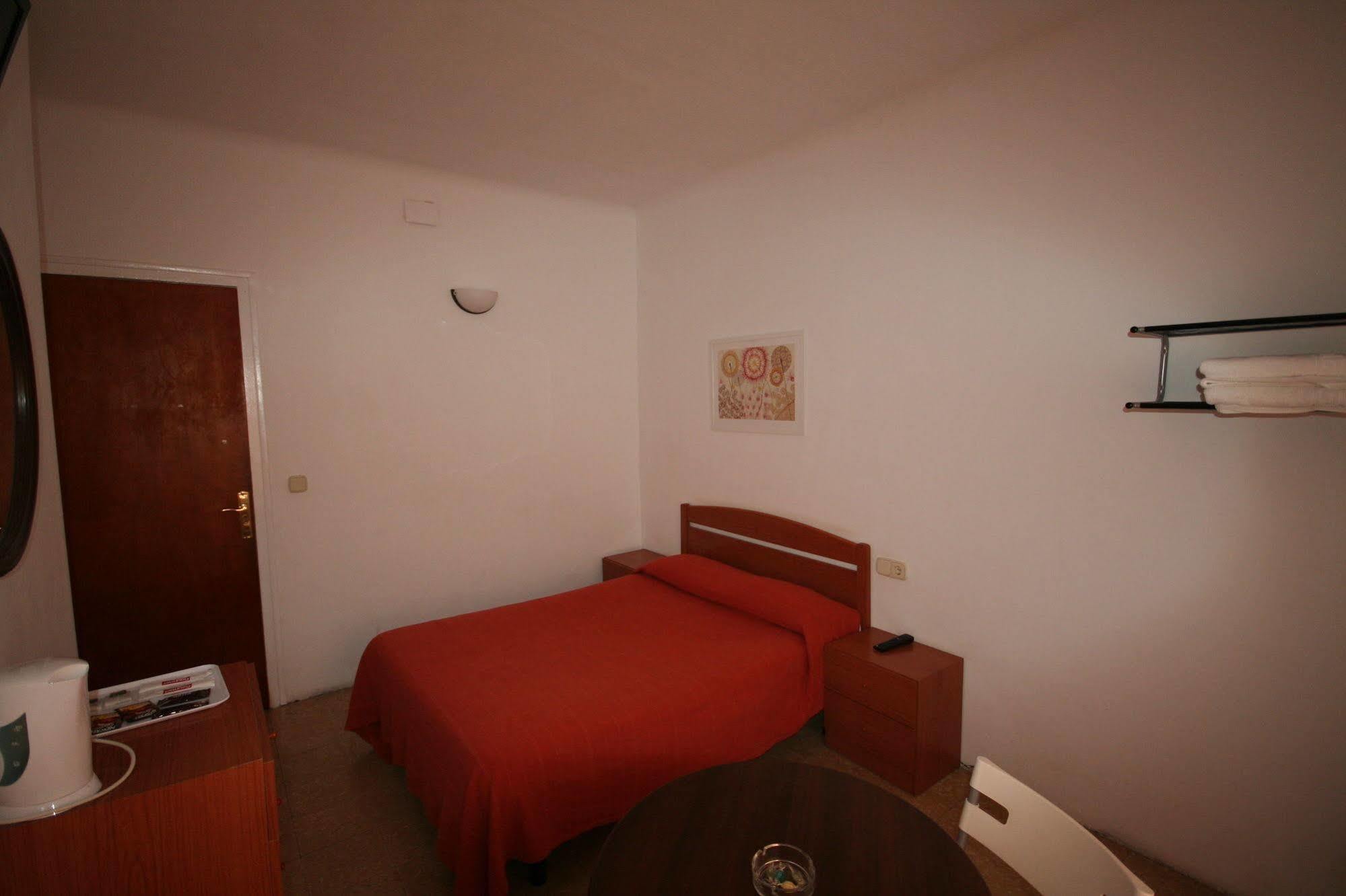 Hostal Juventus Portbou Buitenkant foto